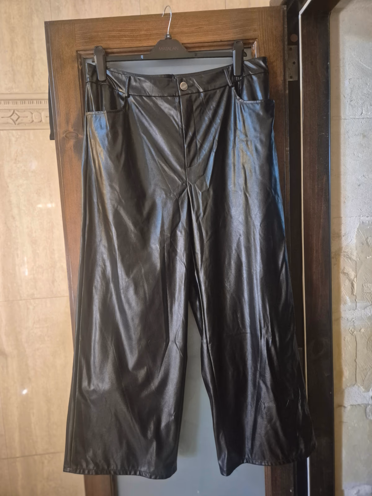 Pantalones de cintura alta y pierna ancha de cuero sintético de SHEIN EZwear Plus, foto 2