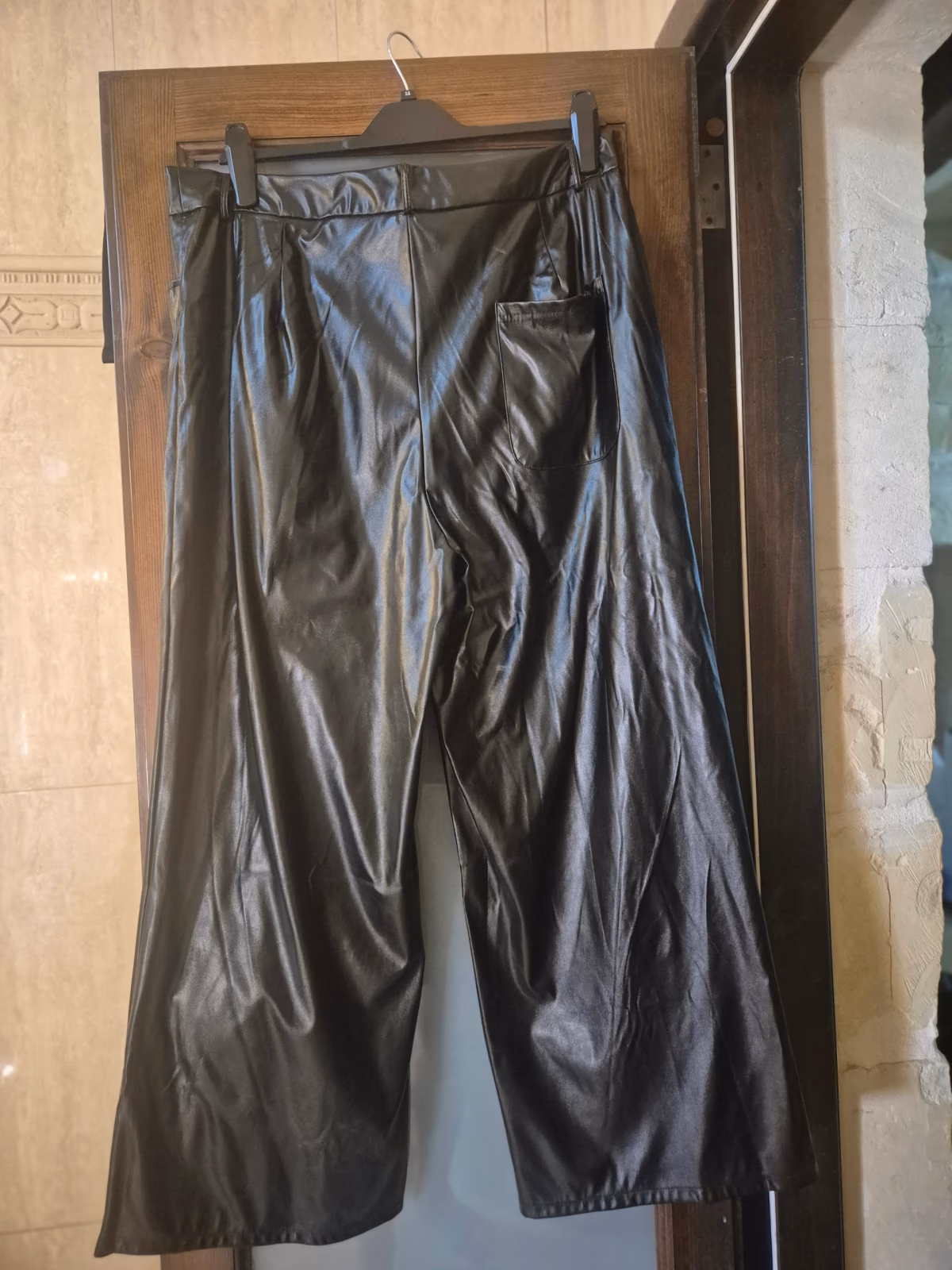 Pantalones de cintura alta y pierna ancha de cuero sintético de SHEIN EZwear Plus, foto 3