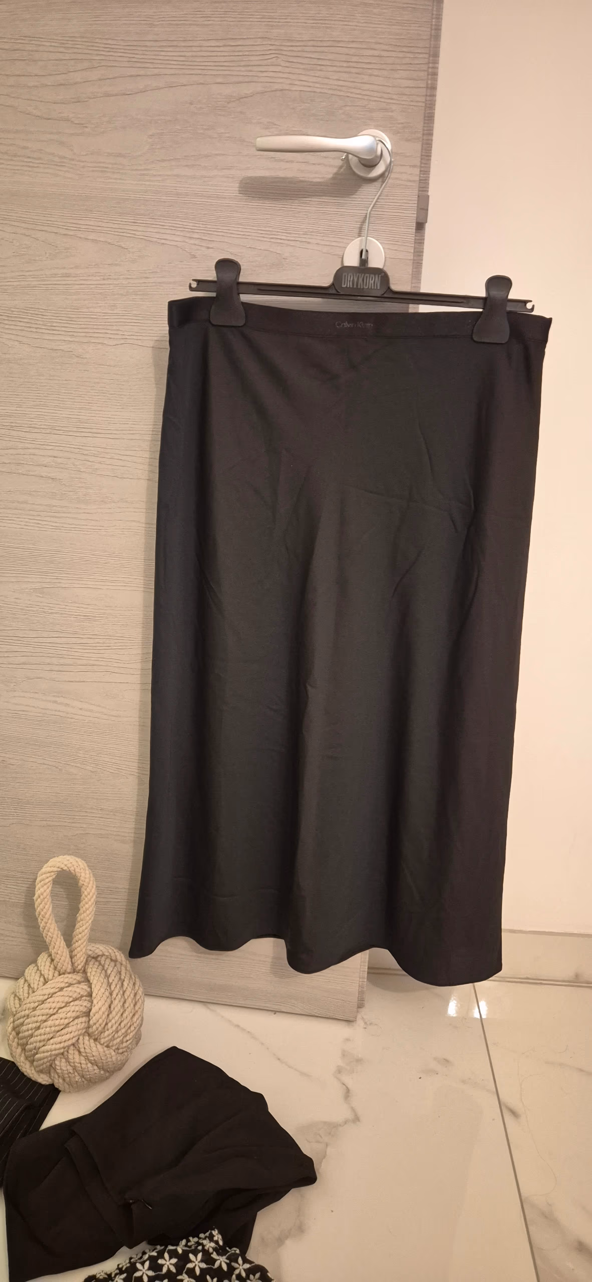 Black satin Calvin Klein midi skirt, photo 2