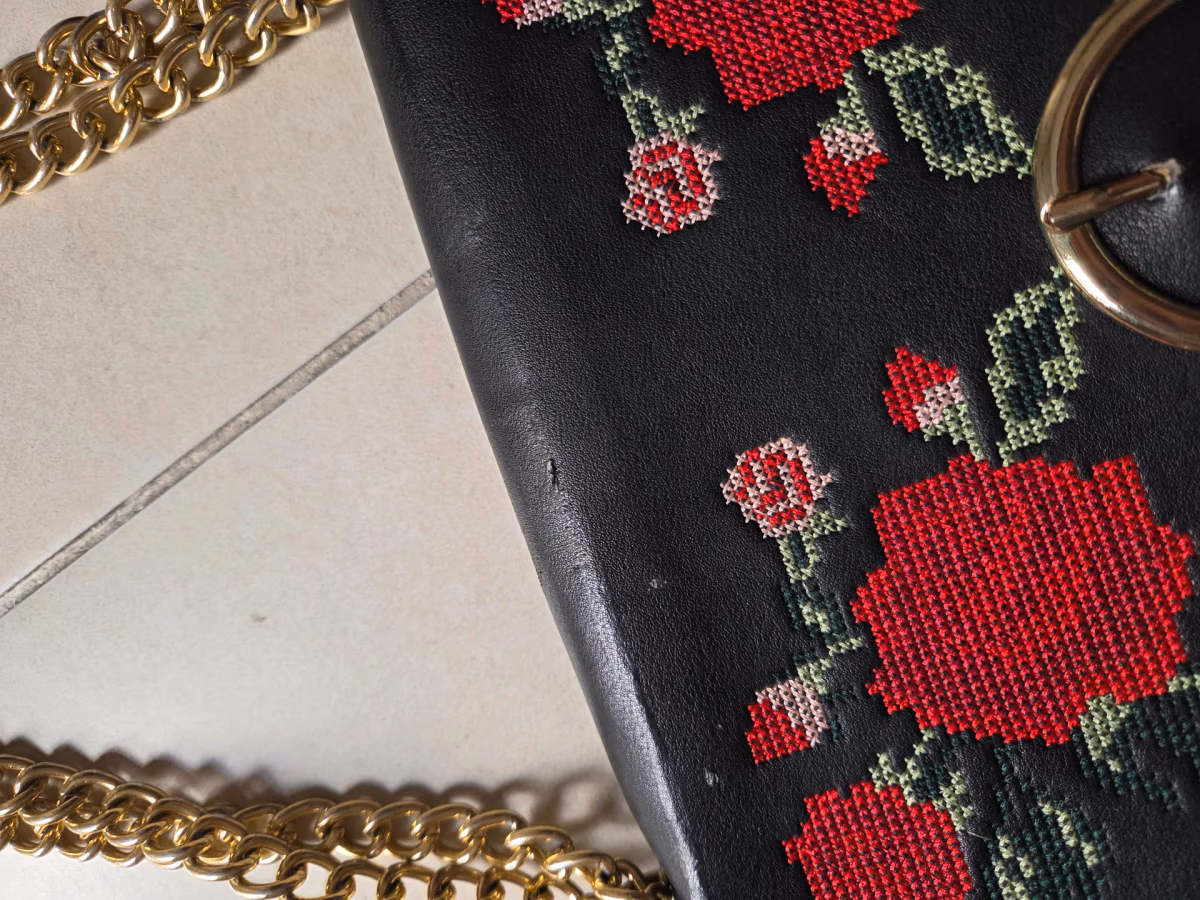 Bolso bandolera negro bordado con rosas, foto 3