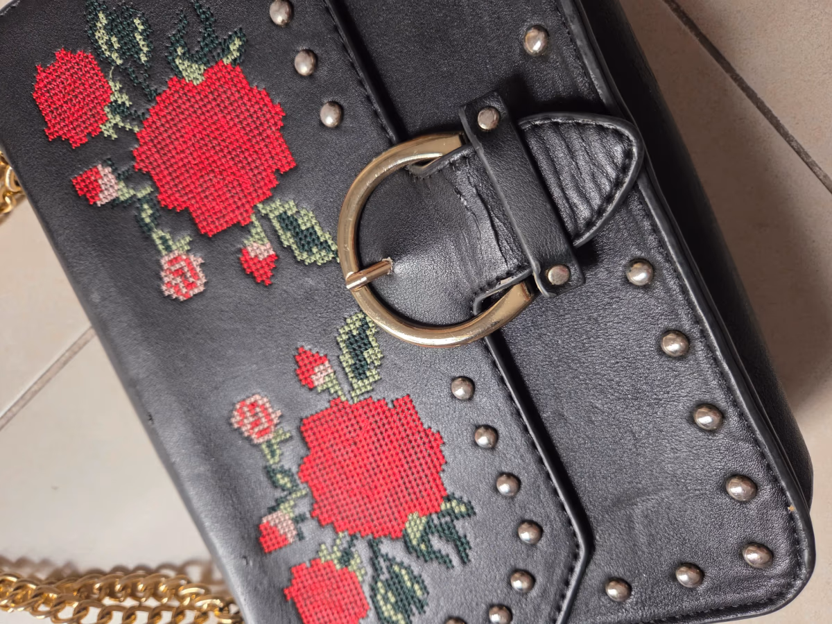 Bolso bandolera negro bordado con rosas, foto 2