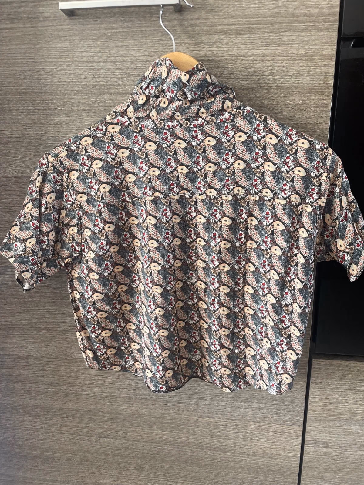 Camisa corta con estampado de pájaros y botones, foto 4