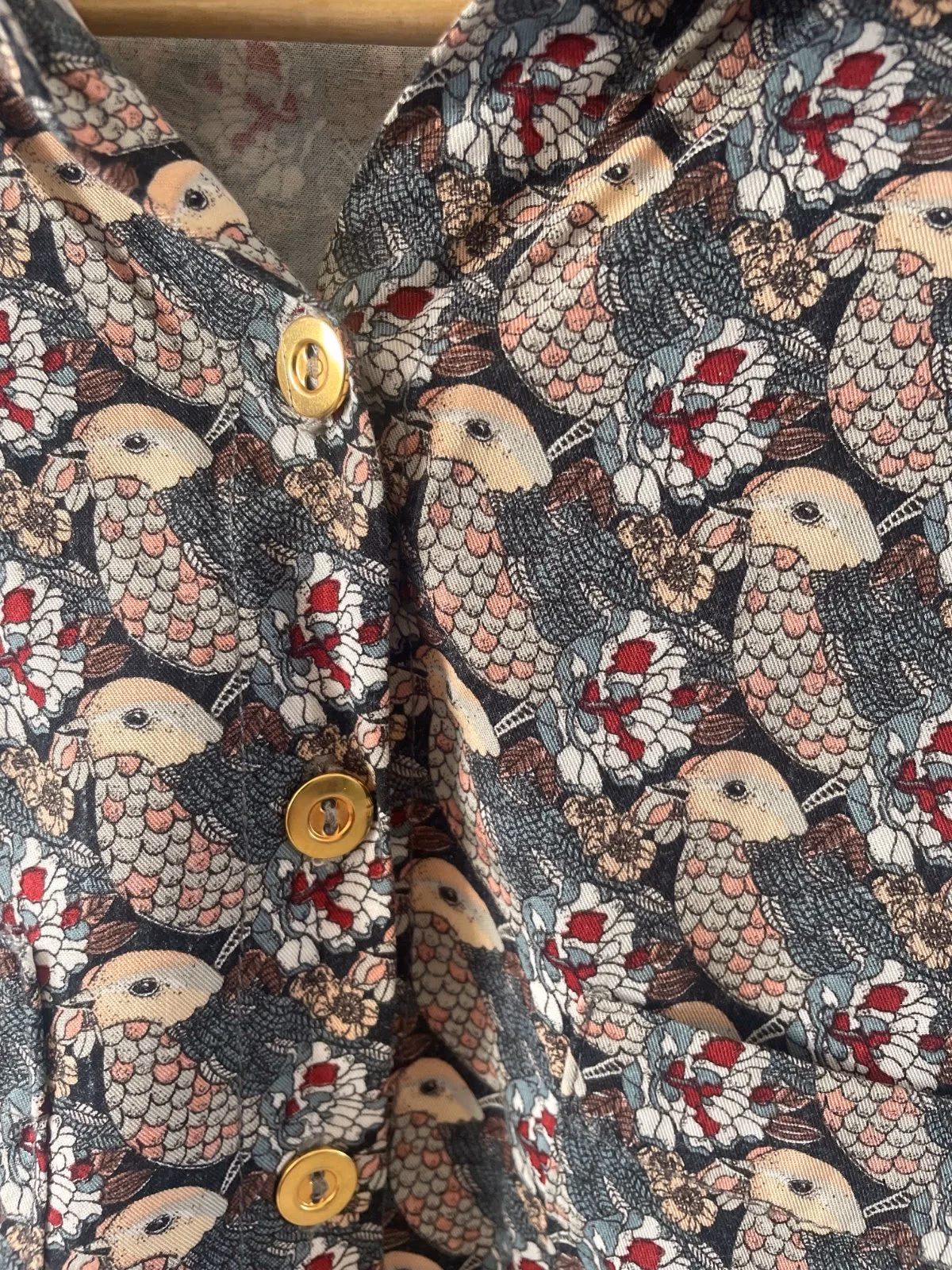 Camisa corta con estampado de pájaros y botones, foto 3