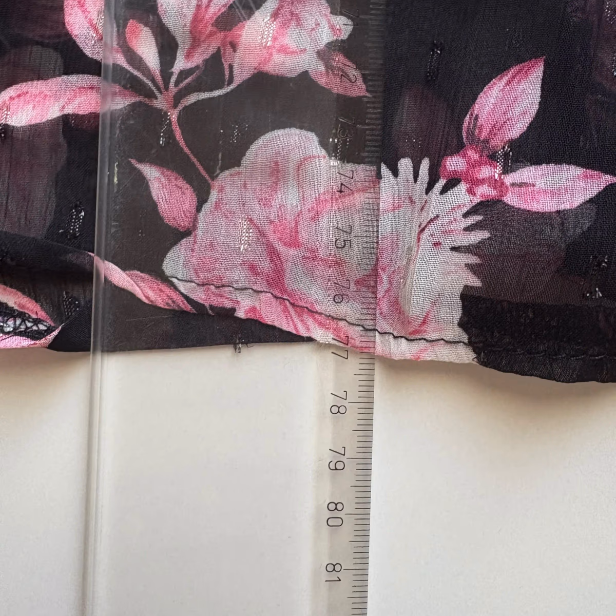 Falda Kiabi negra y rosa con estampado floral estilo Y2K, foto 4