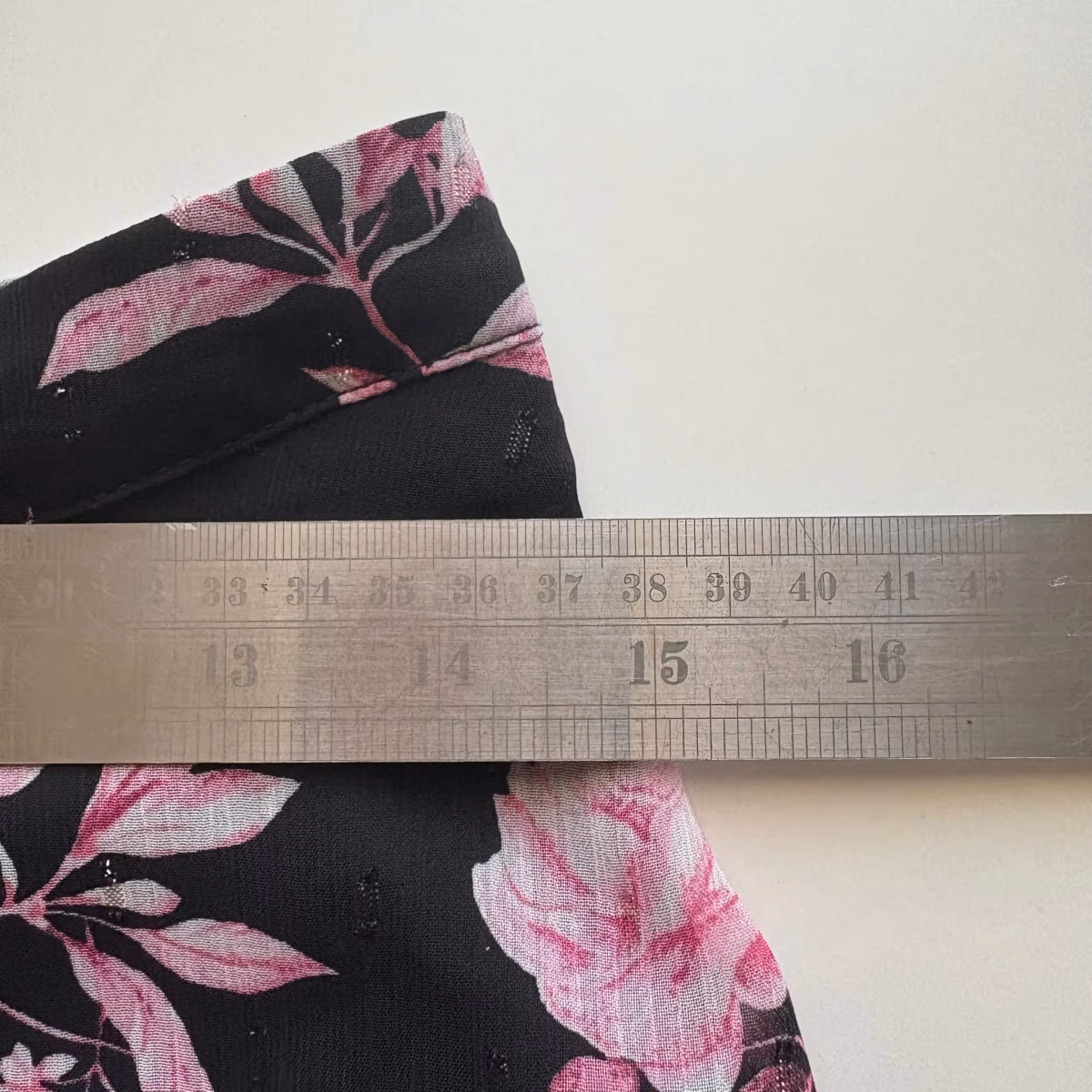 Falda Kiabi negra y rosa con estampado floral estilo Y2K, foto 3