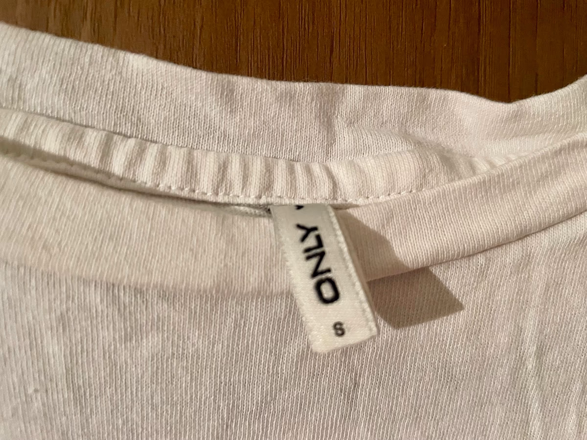 Camiseta branca com corações rosa, fotografia 3