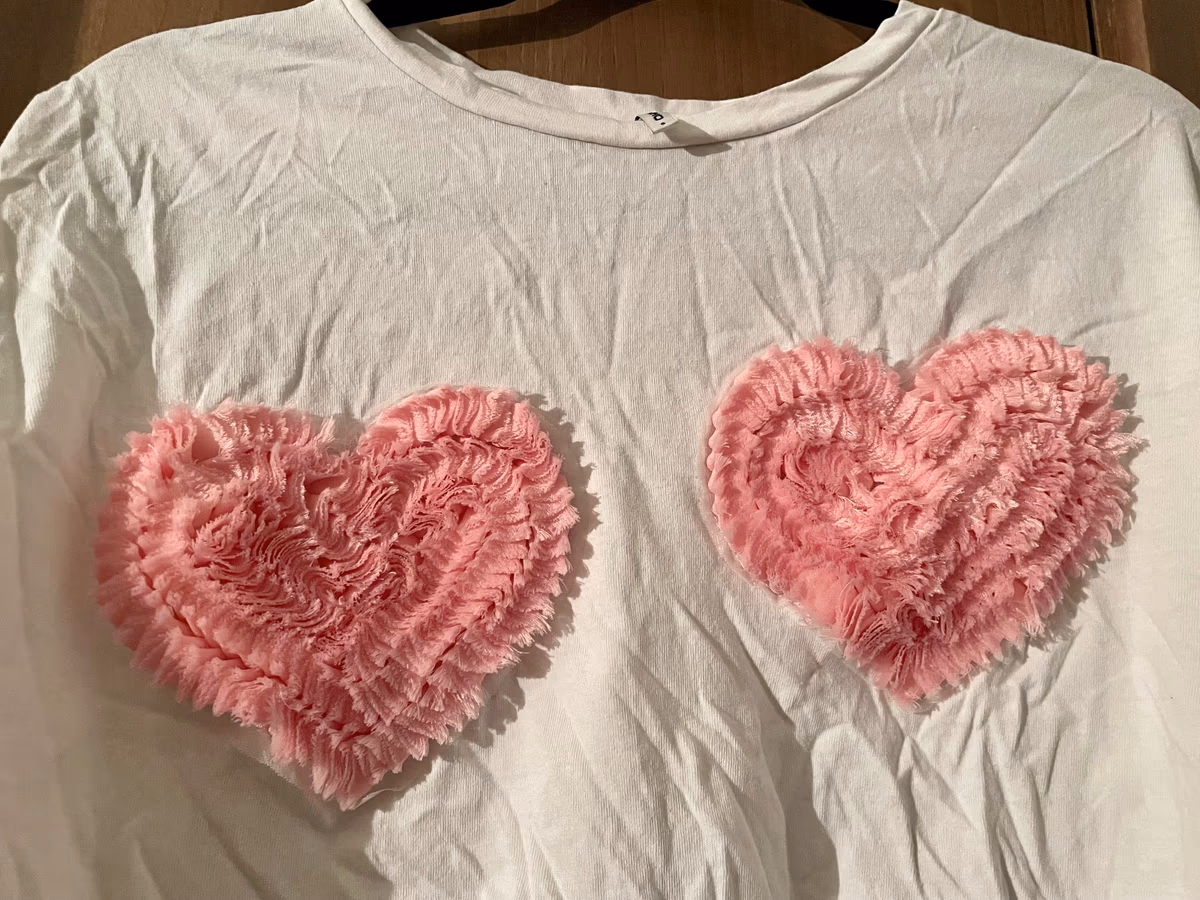 Camiseta branca com corações rosa, fotografia 2