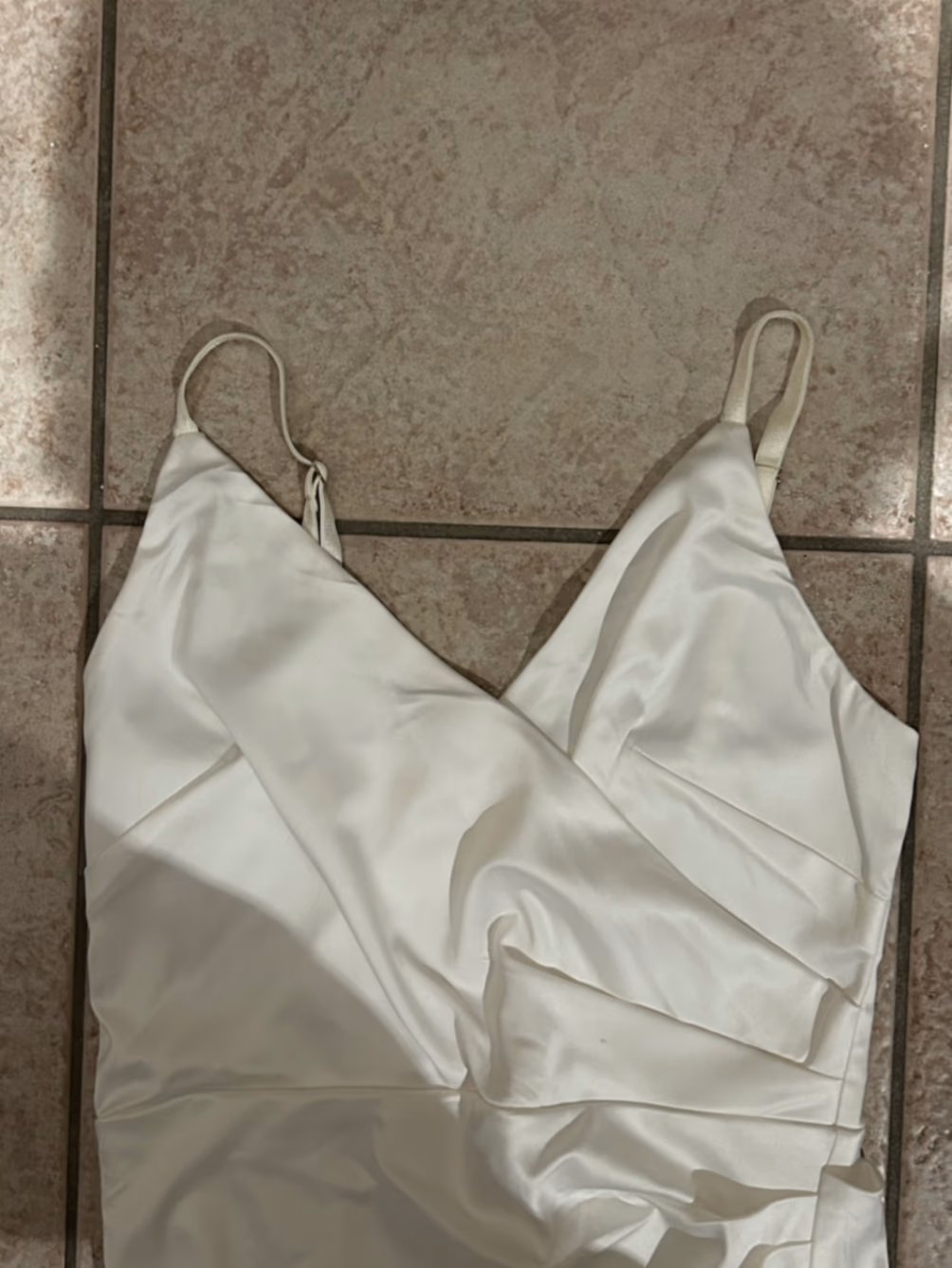 Abito midi in raso bianco con arricciature, foto 2