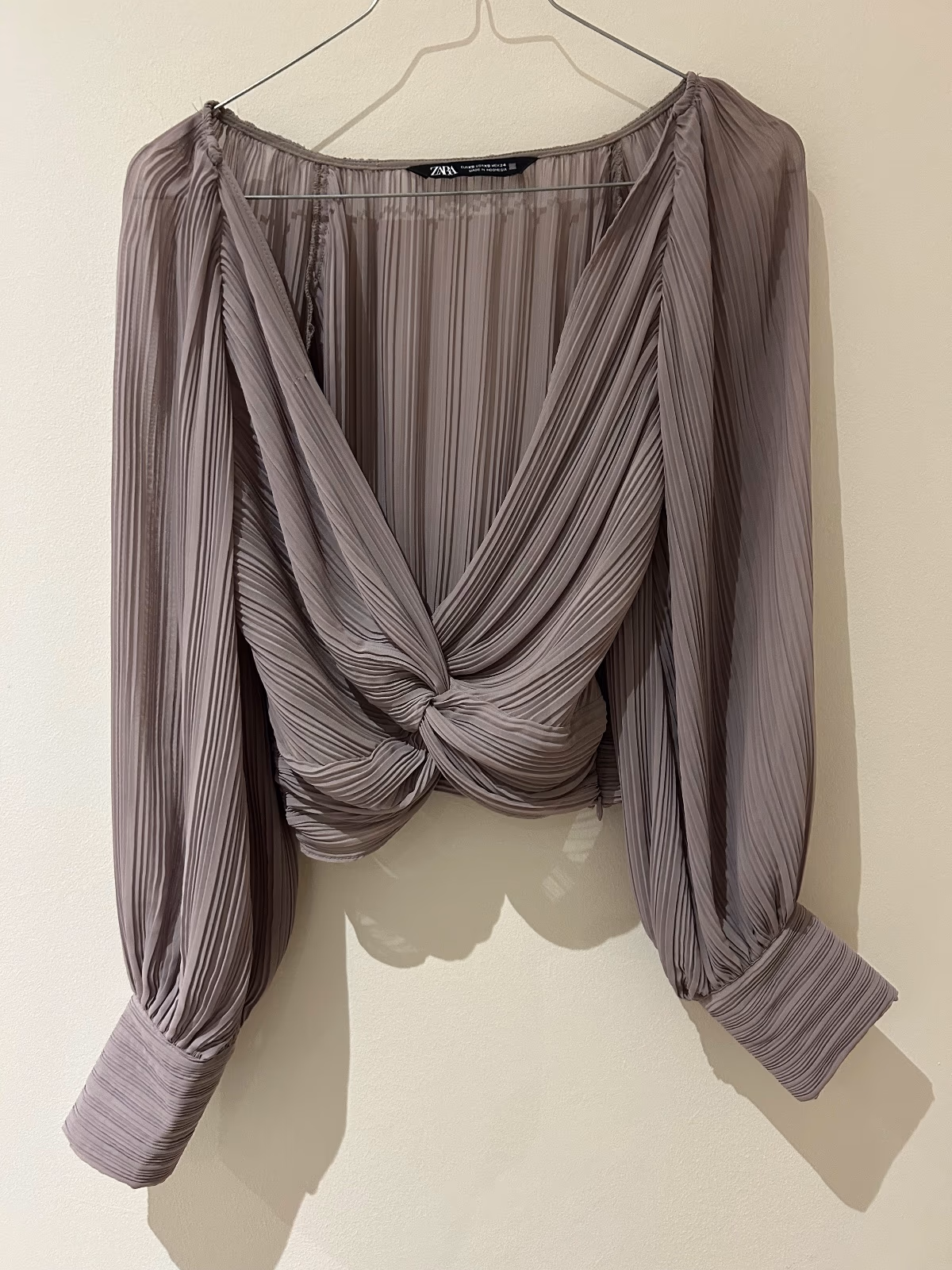 Top plisado con escote en V y detalle retorcido de Zara, foto 3