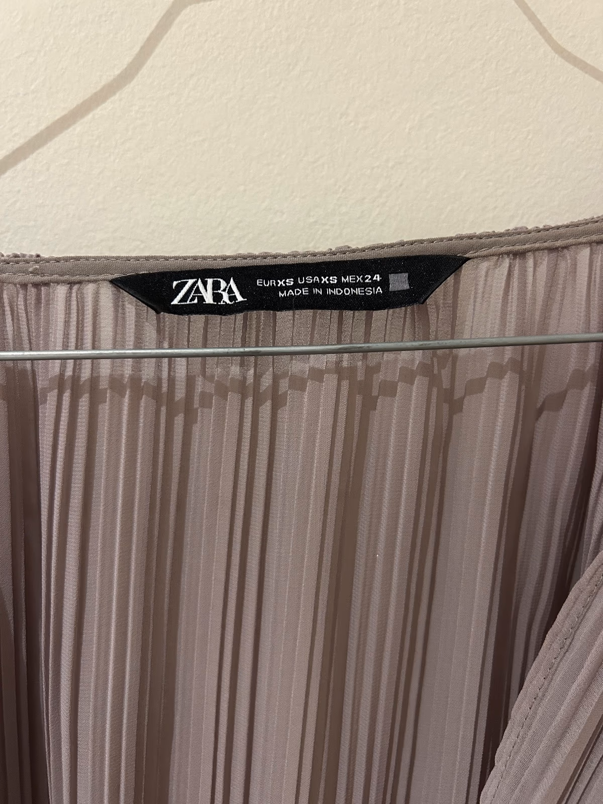 Top plisado con escote en V y detalle retorcido de Zara, foto 4