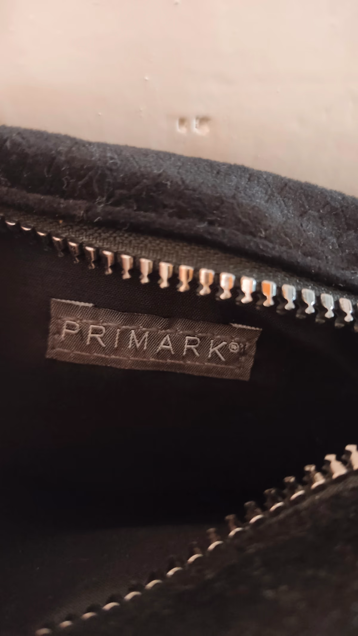 Borsa a tracolla minimalista nera con catena., foto 3