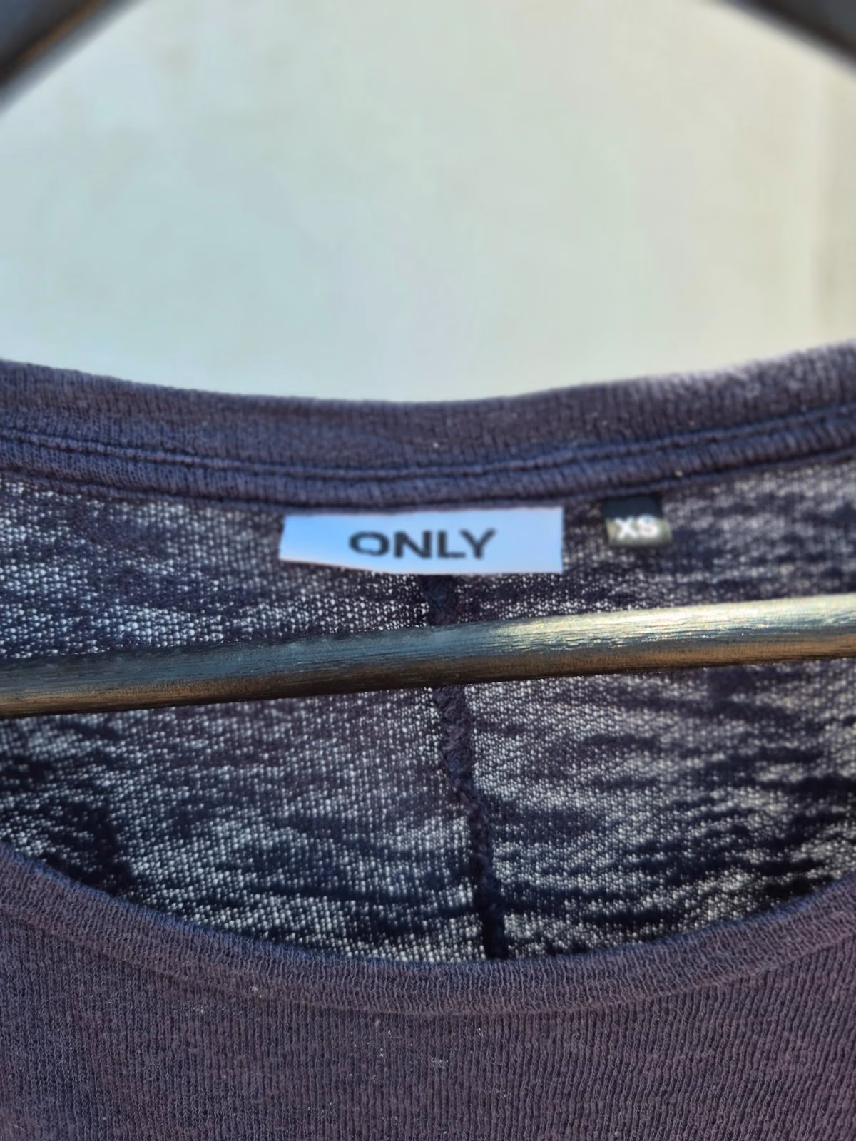 Camisola azul-marinho com bainha em camadas da marca ONLY, fotografia 3
