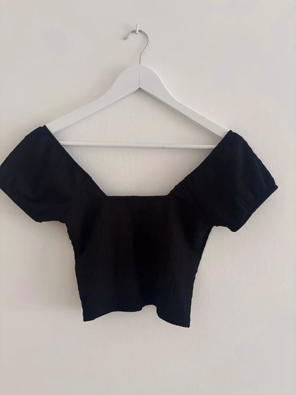 Top corto negro con textura, foto 2