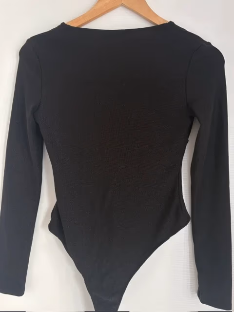 Body nero a maniche lunghe con scollo a V., foto 3