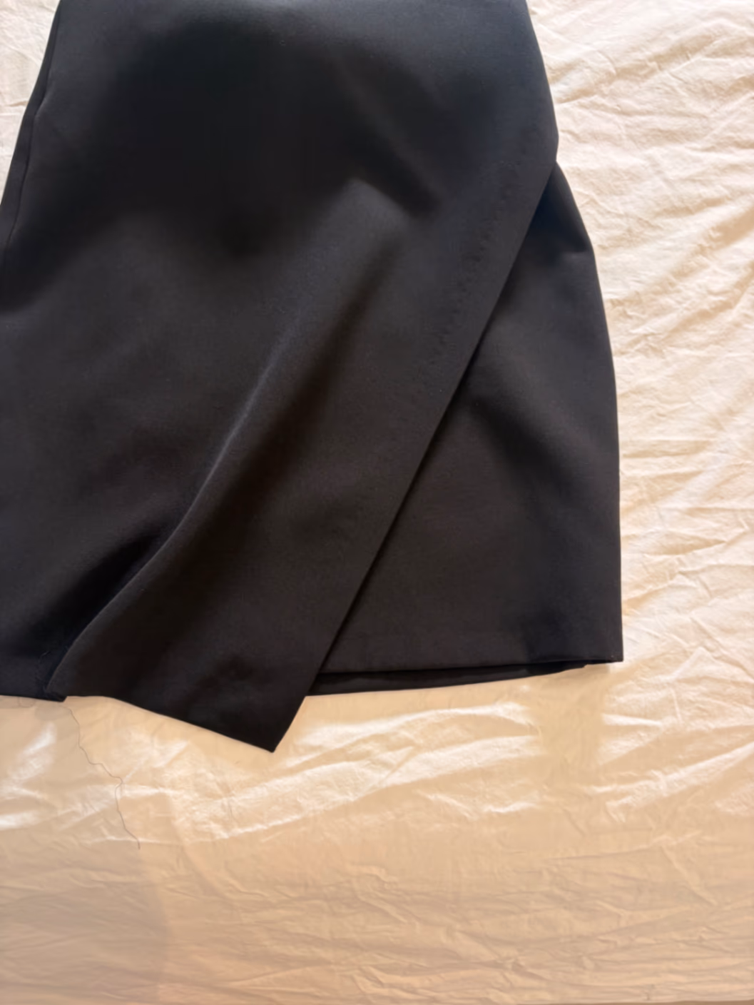 Elegante minivestido negro con escote halter, foto 3