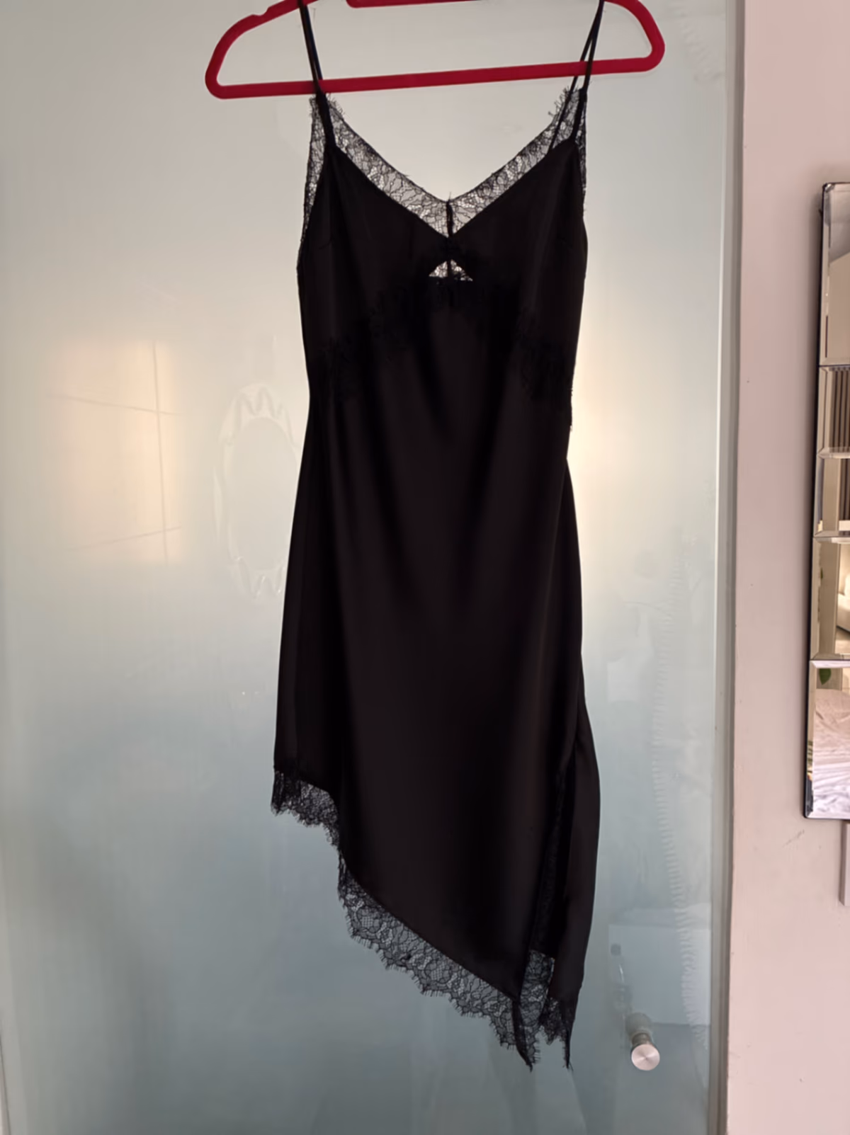 Vestido negro de satén ginatricot, foto 2