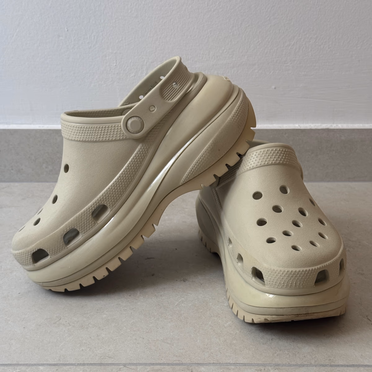 Sabotins Crocs com plataforma em bege, fotografia 2