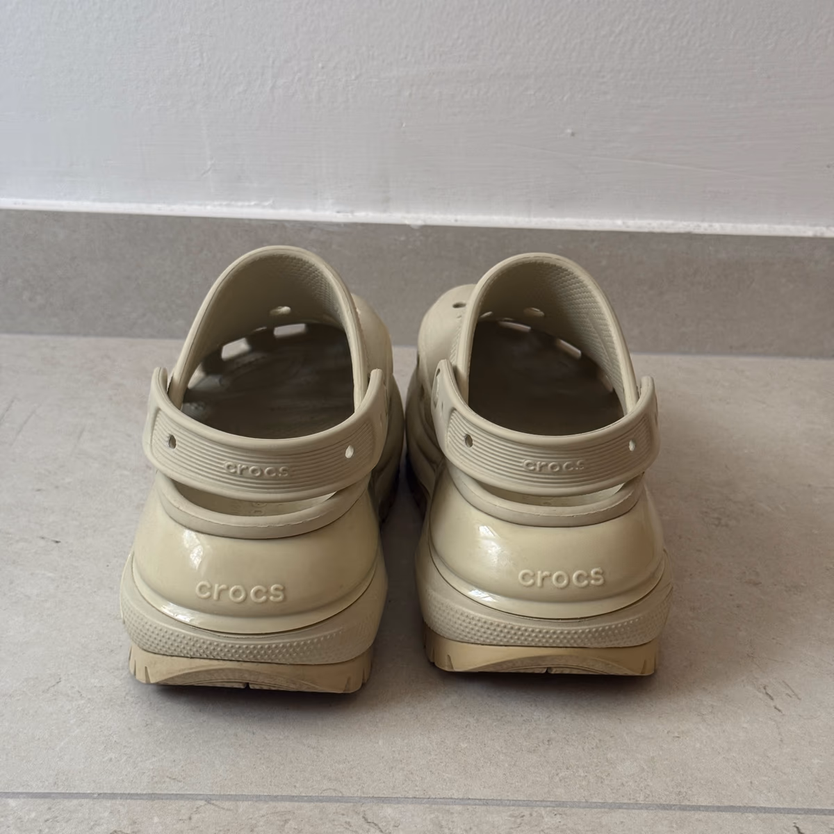Sabotins Crocs com plataforma em bege, fotografia 3