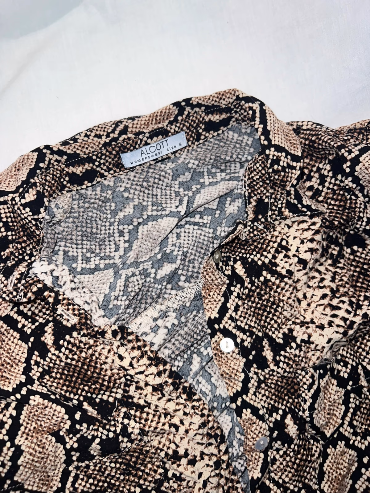 Camisa abotonada con estampado de serpiente, foto 3