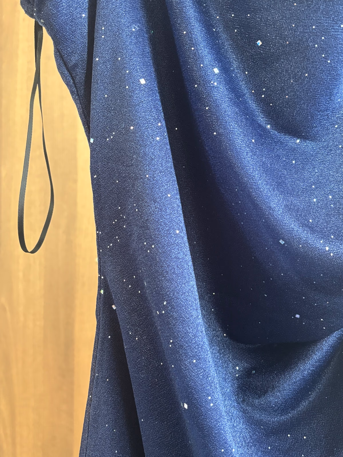 Vestido com capuz em tom «cider navy» com brilhos, fotografia 3