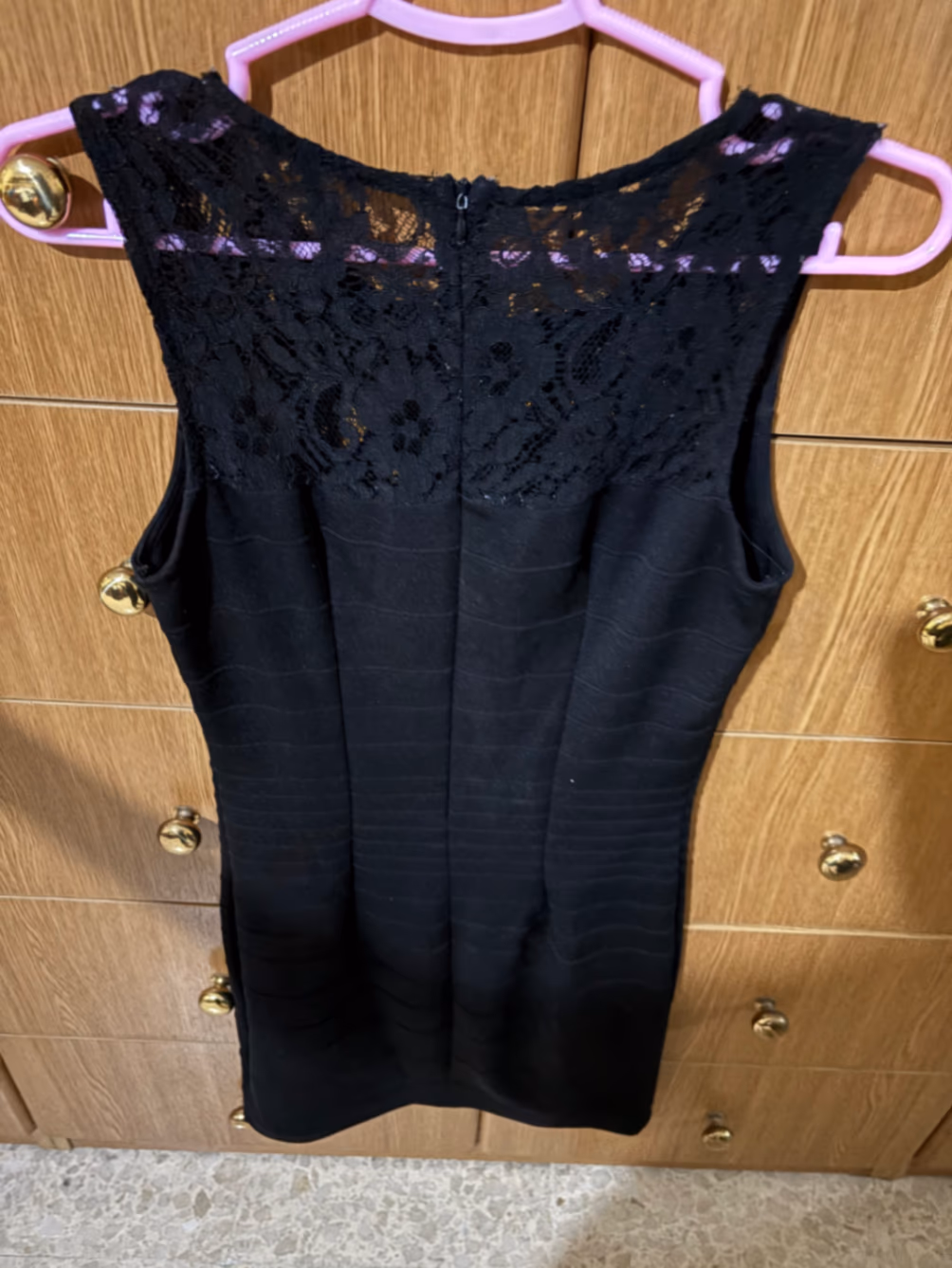 Abito aderente con inserti in pizzo nero, foto 2