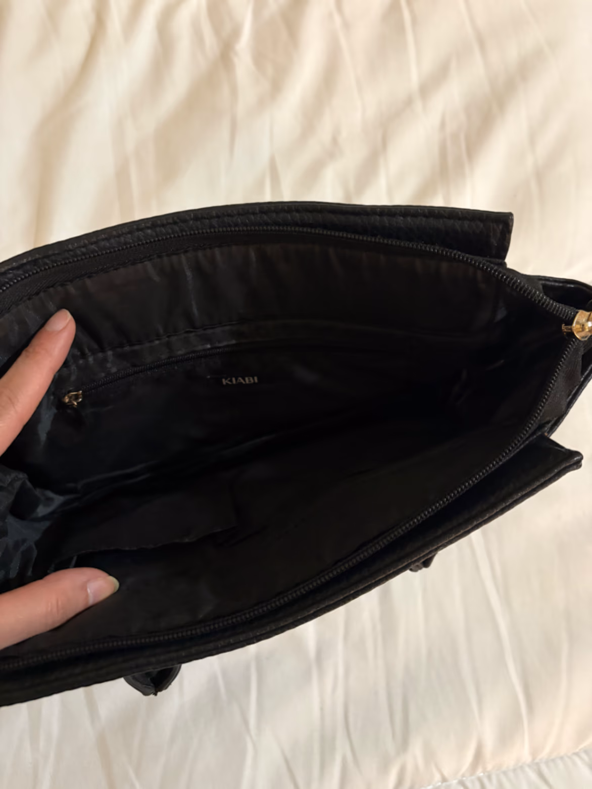 Bolso de imitación de piel con textura en color negro, foto 2