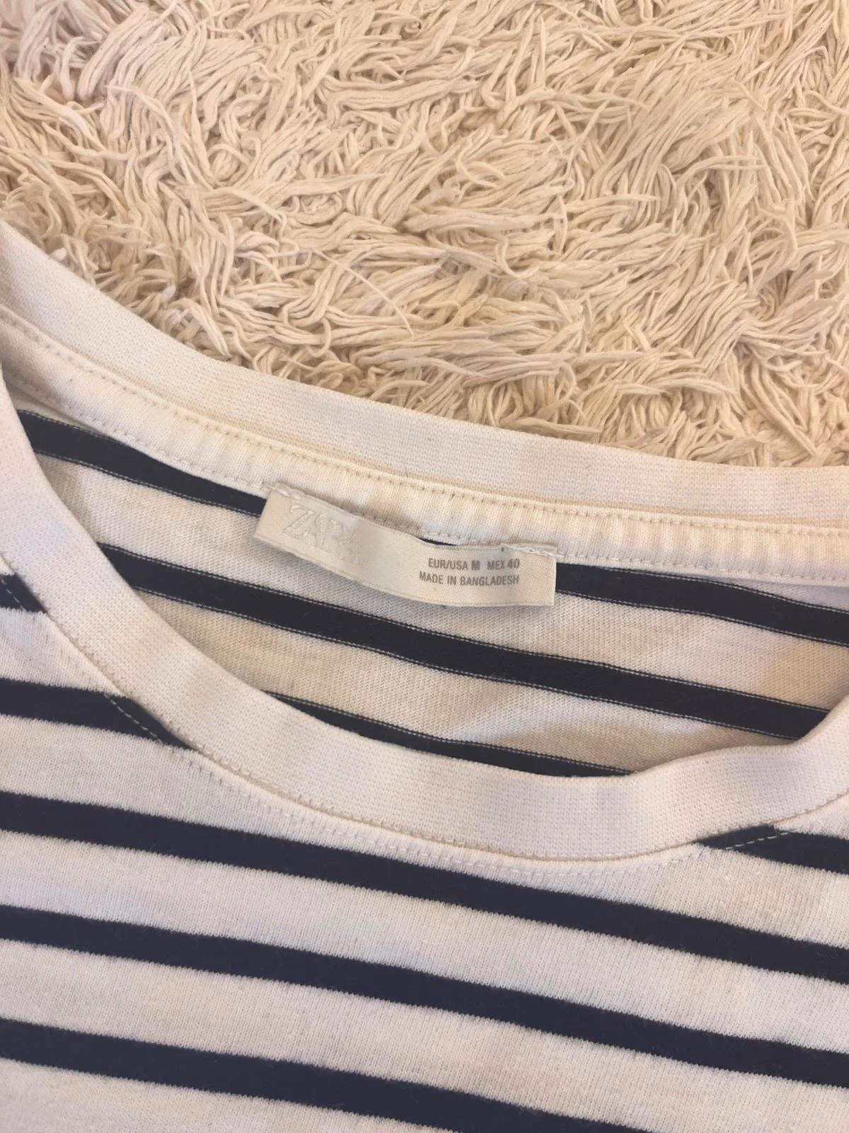 T-shirt Zara com riscas e gola redonda, tamanho M, fotografia 3