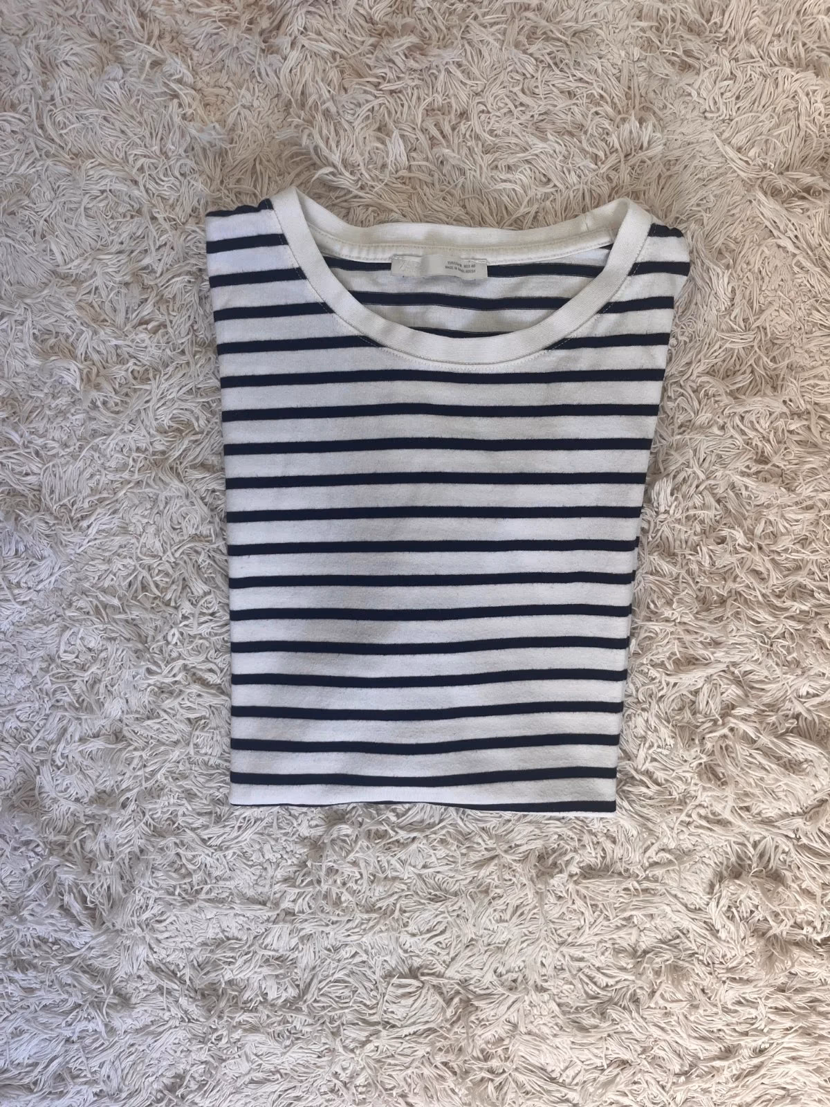 T-shirt Zara com riscas e gola redonda, tamanho M, fotografia 2