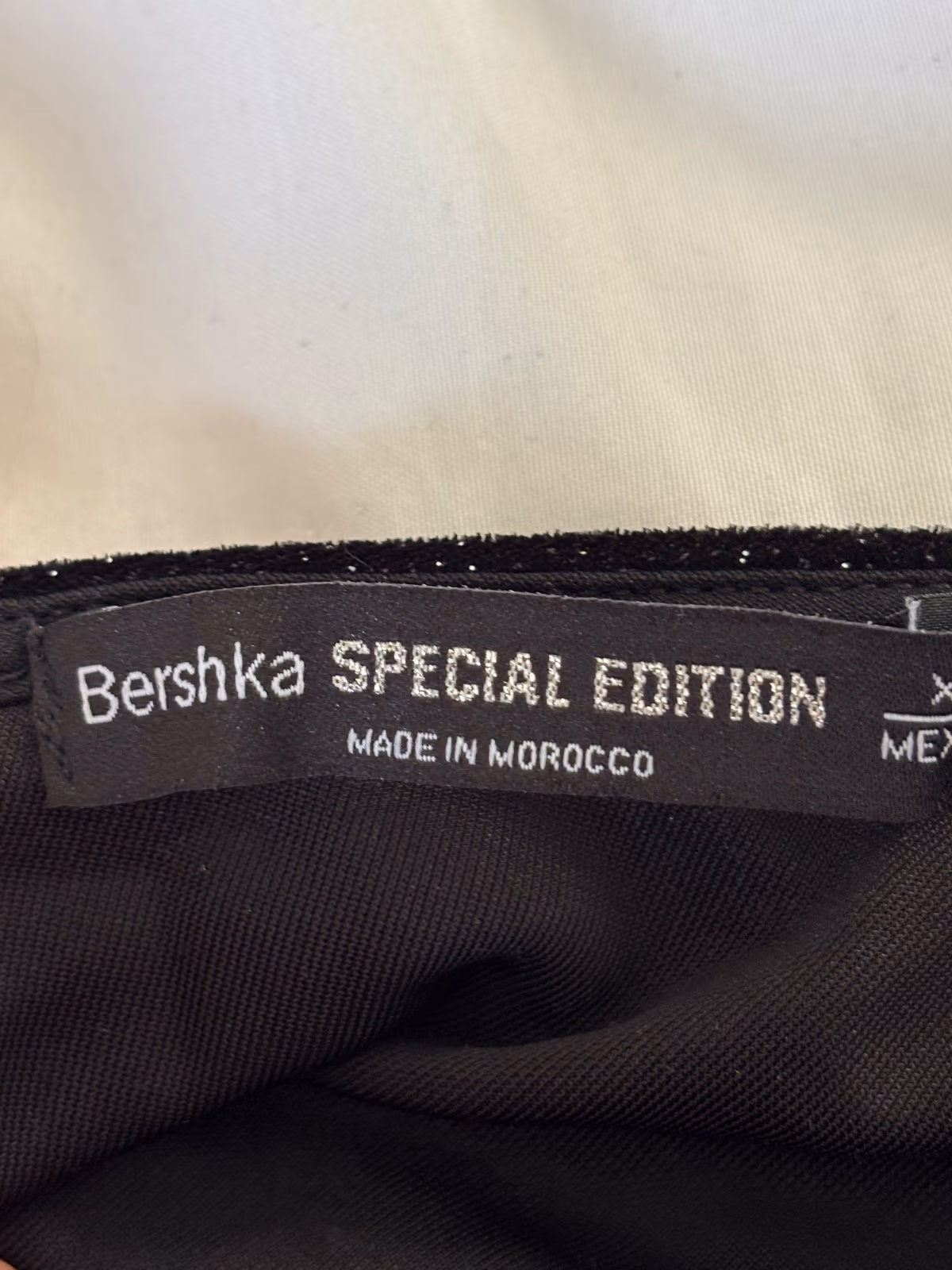 Vestido envolvente preto com brilho da Bershka, fotografia 3