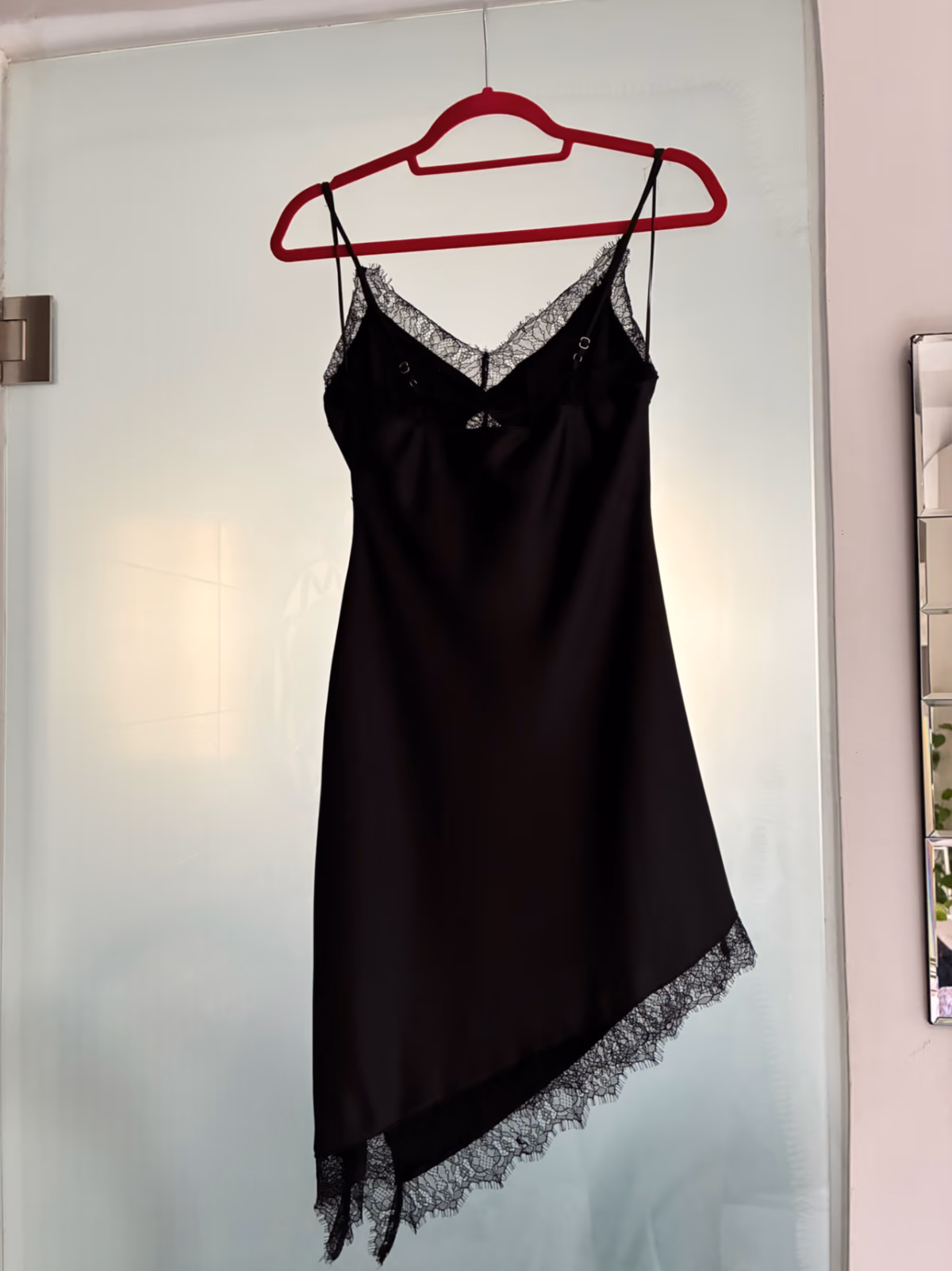 Vestido de cetim com detalhes em renda preta ginatricot, fotografia 2