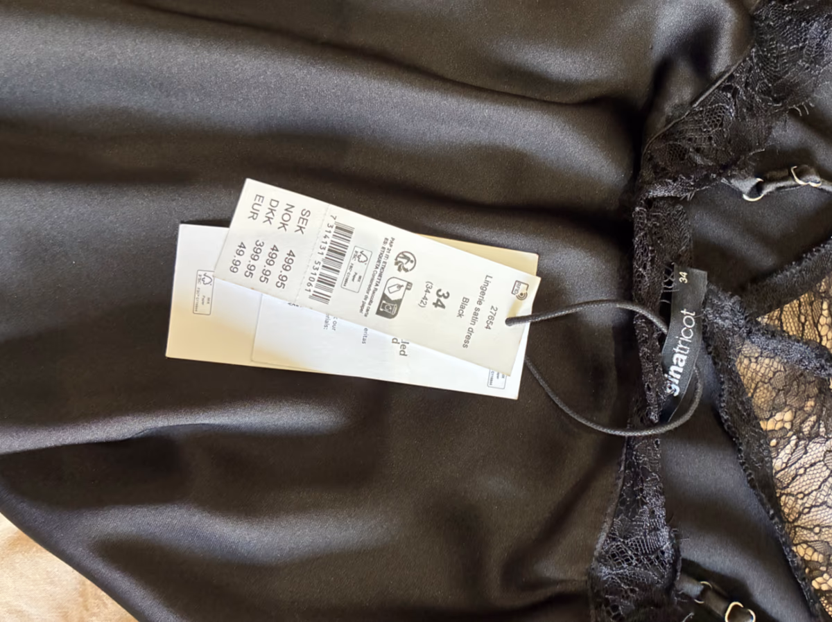 Vestido de cetim com detalhes em renda preta ginatricot, fotografia 3