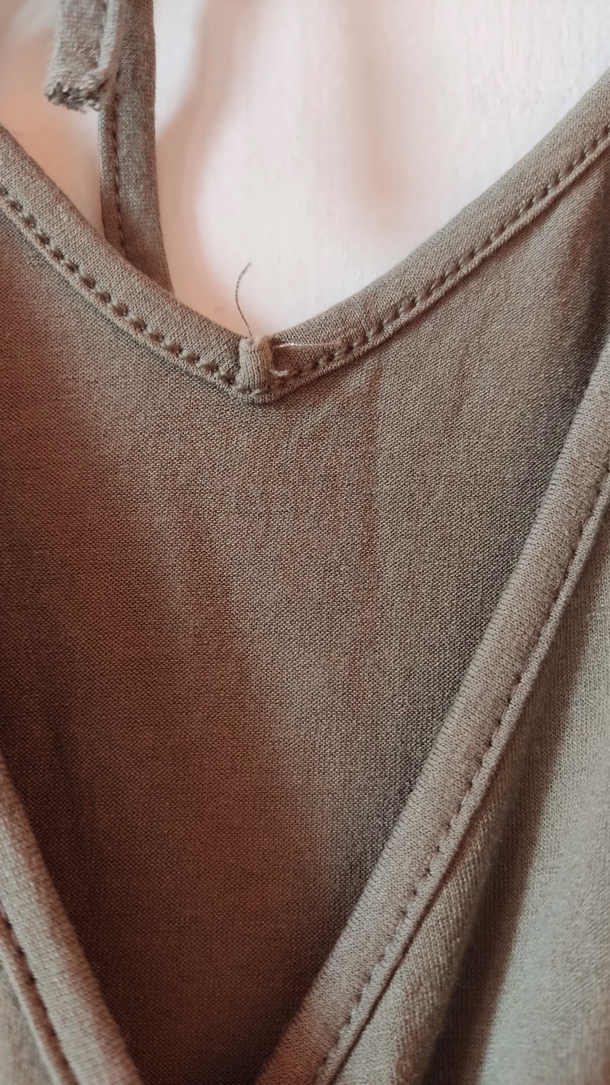 Blusa sem mangas drapeada com detalhes bordados, fotografia 3