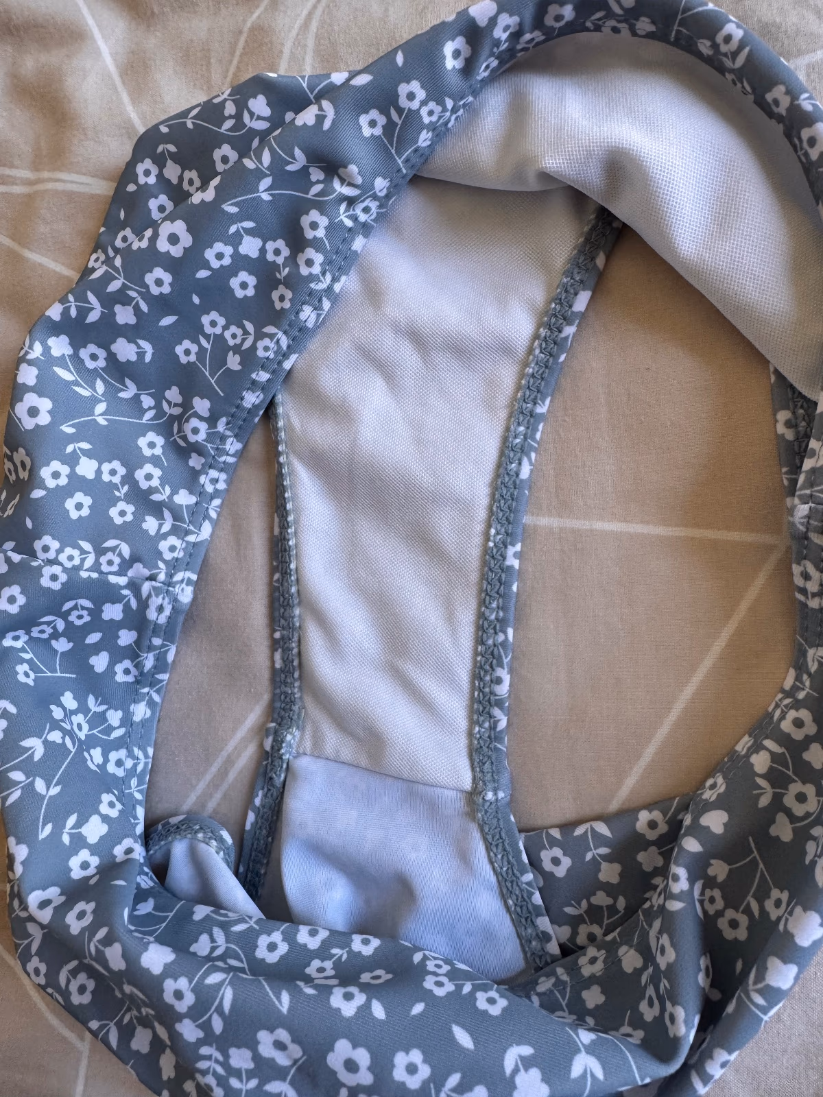 Conjunto de bikini gris con estampado floral, foto 3