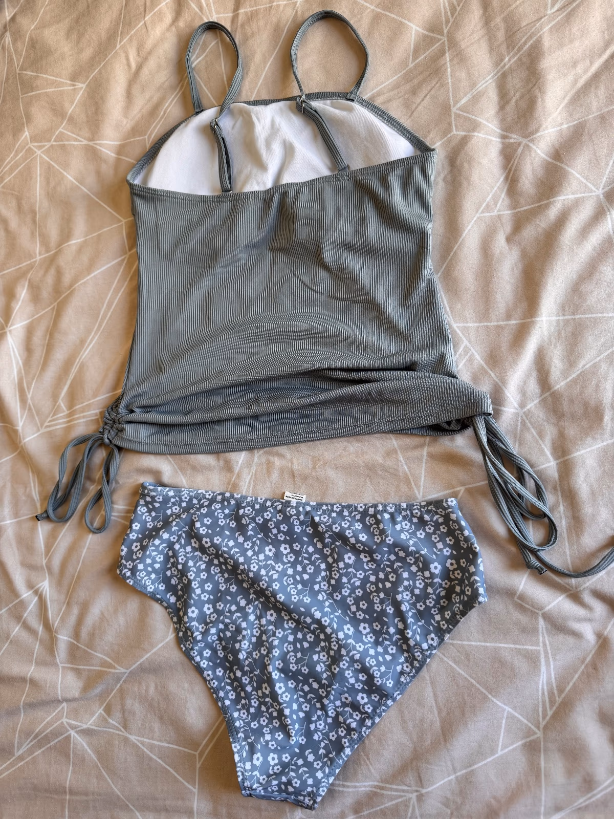 Conjunto de bikini gris con estampado floral, foto 2