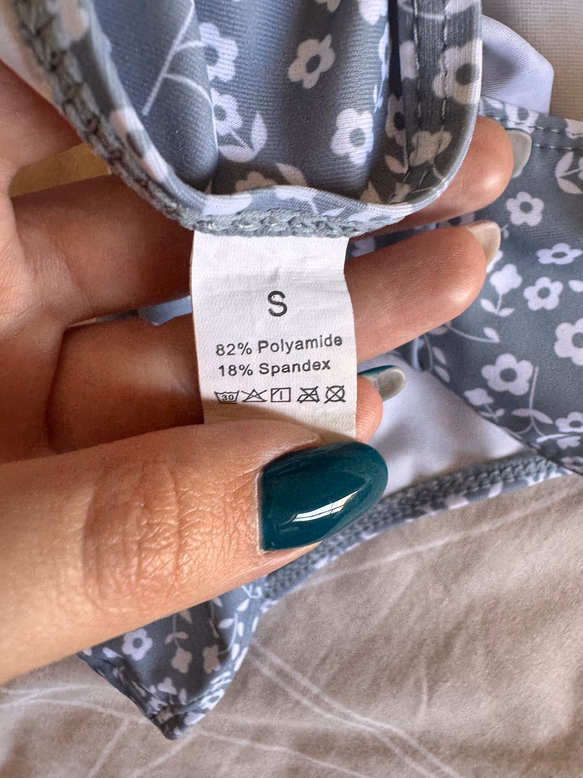 Conjunto de bikini gris con estampado floral, foto 5