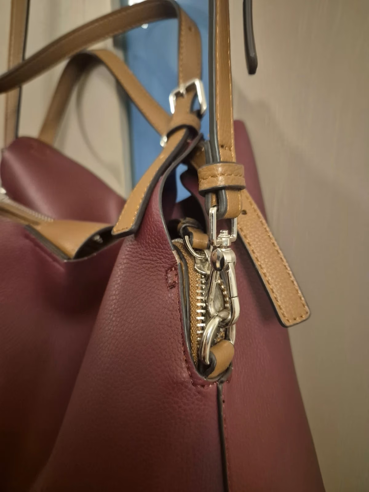Burgundy and tan shoulder bag, photo 2