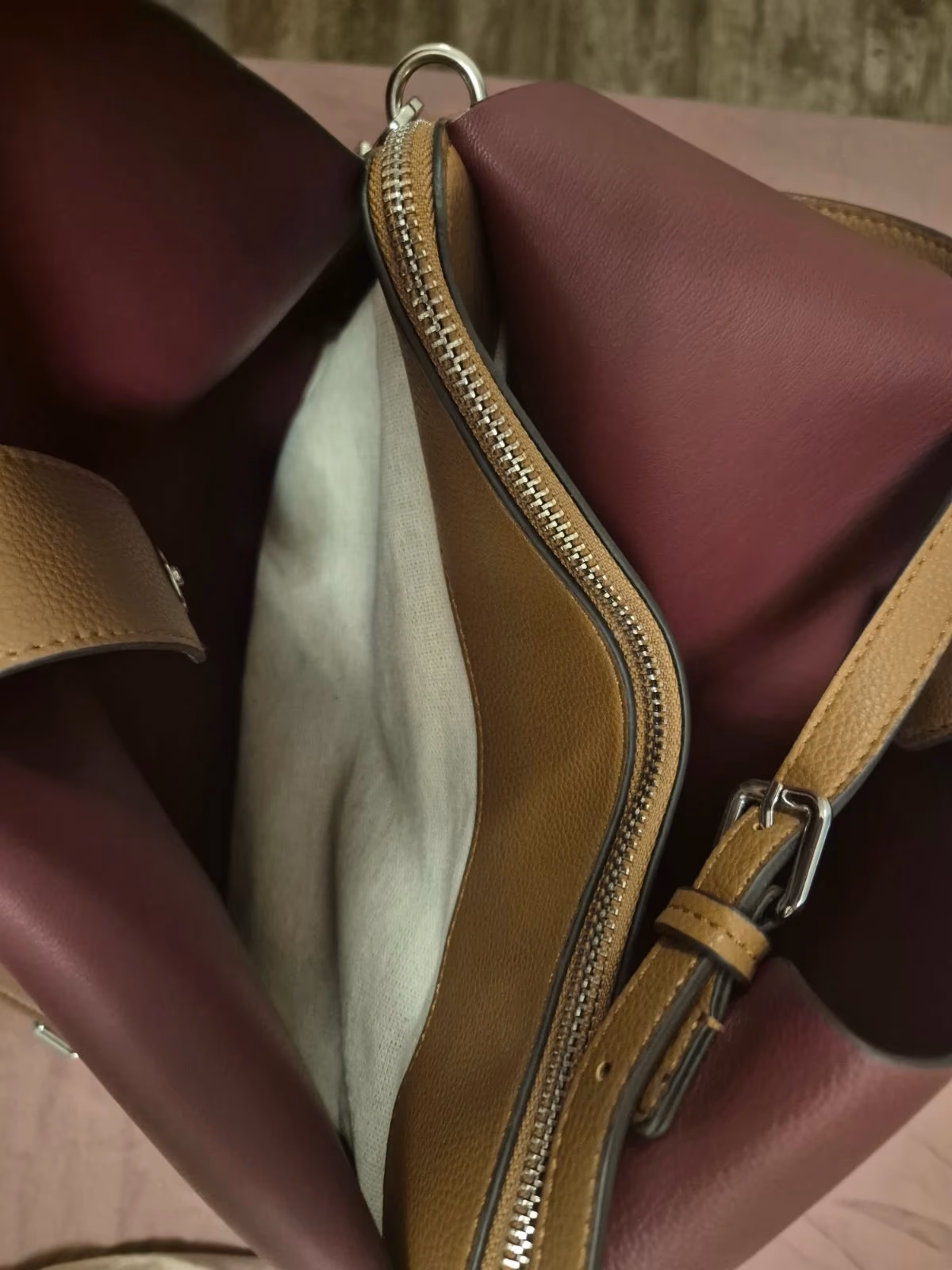 Burgundy and tan shoulder bag, photo 4