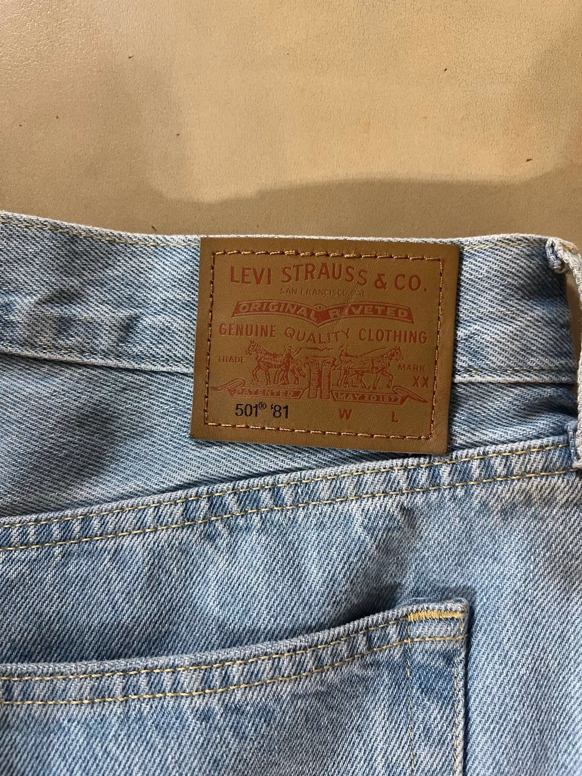 Calças de ganga Levi's de corte reto com lavagem clara, fotografia 3
