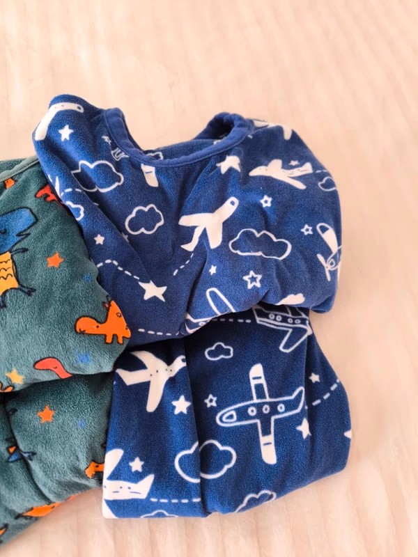 Quatro conjuntos de pijamas para meninos, fotografia 4