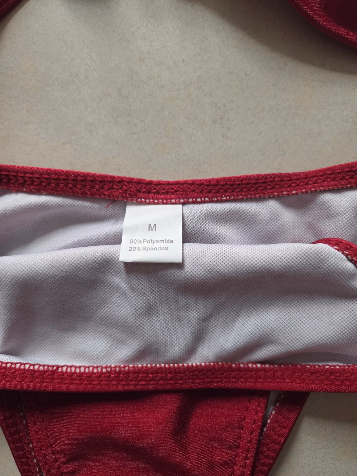 Conjunto de bikini color burdeos con detalle de concha, foto 4